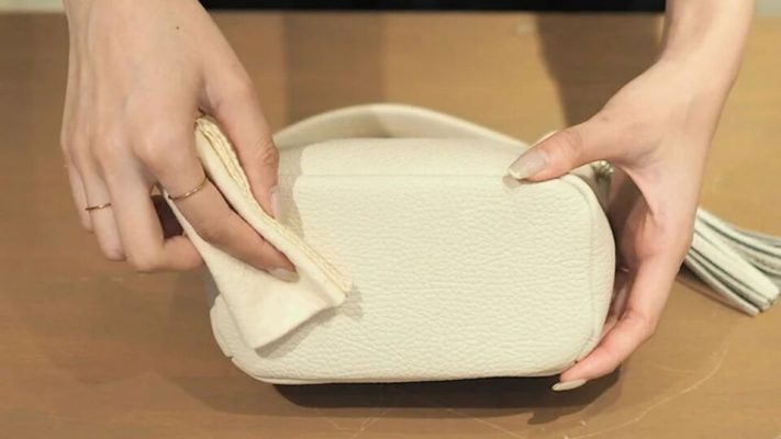 cách xử lý túi da bị ố vàng (2)